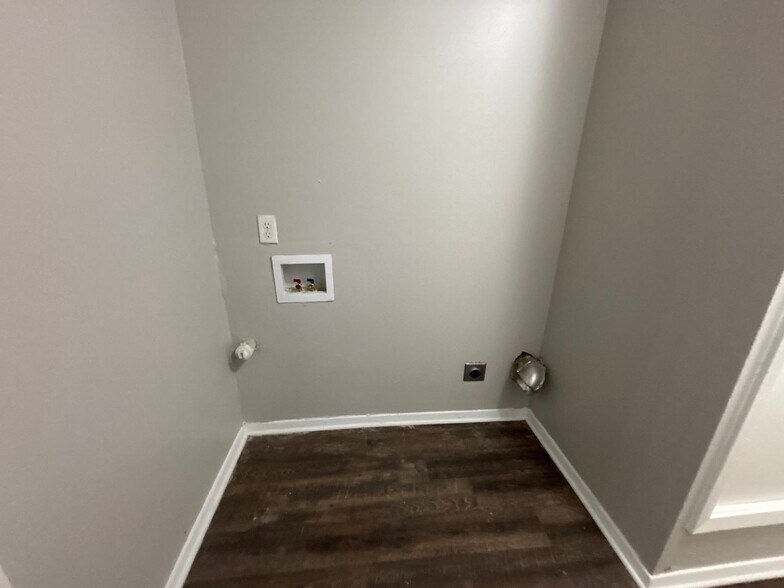 Building Photo - 5158 Breckenwood Dr