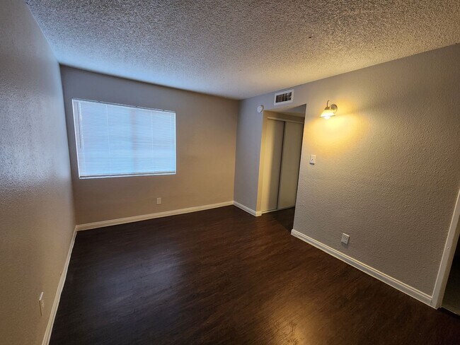 Building Photo - 1705 Breckenwood Ct