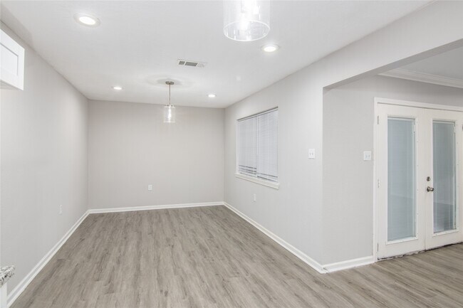 Building Photo - 1702 Athens Dr