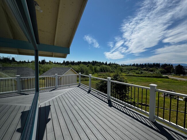 Building Photo - 2 Bedroom + Bonus Room + Loft Hansville Ho...