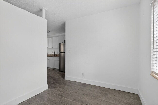 Building Photo - Bright & Modern 1-Bedroom Apartment in Prime Oakland Park Location