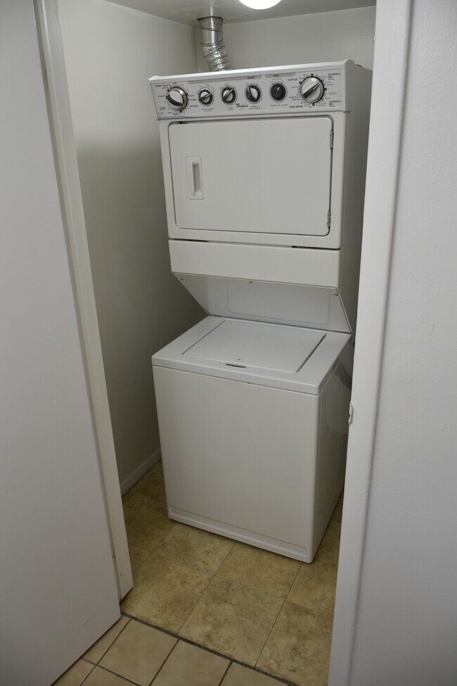 Building Photo - 806 Bloomfield Village Blvd