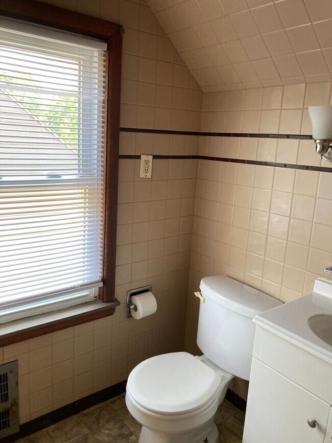 Building Photo - 4 Bedroom South Euclid House for Rent