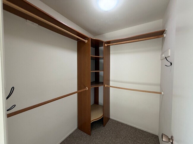 Building Photo - Upgraded Townhome For Rent in Central Live Oak Location