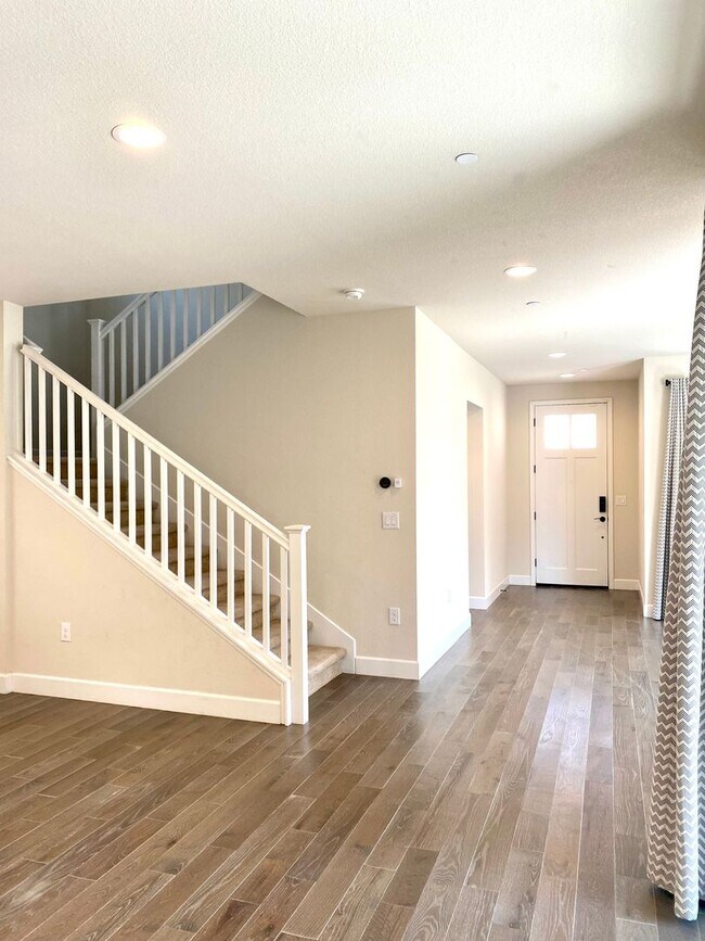Building Photo - Stunning five bedroom in The Cannery