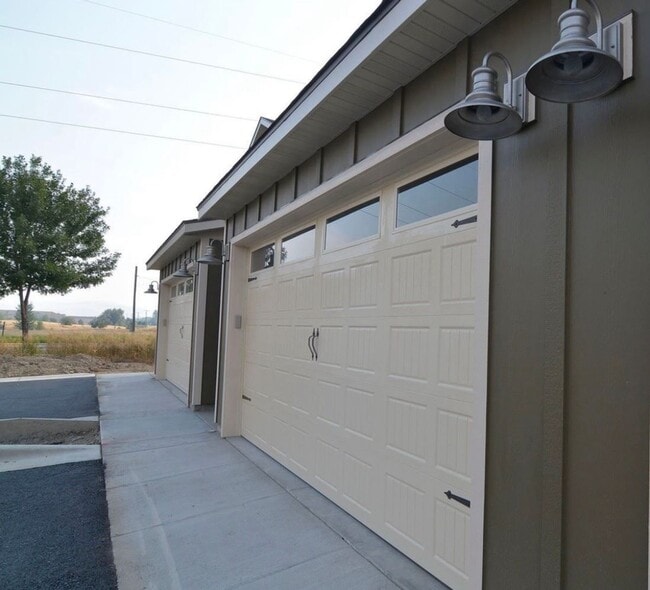 Building Photo - MOVE IN TODAY Beautiful 3 Bedroom 2 Bathroom Condo