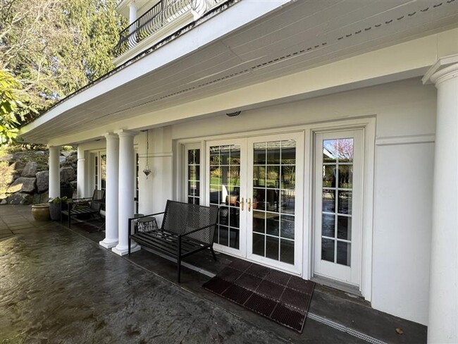 Building Photo - Carriage House