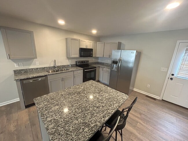 Building Photo - Sublease 6/1/25- 10/31/25