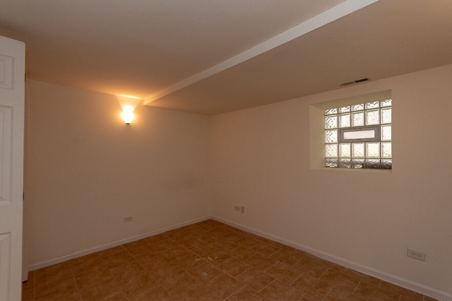 Building Photo - 1260 N Greenview Ave