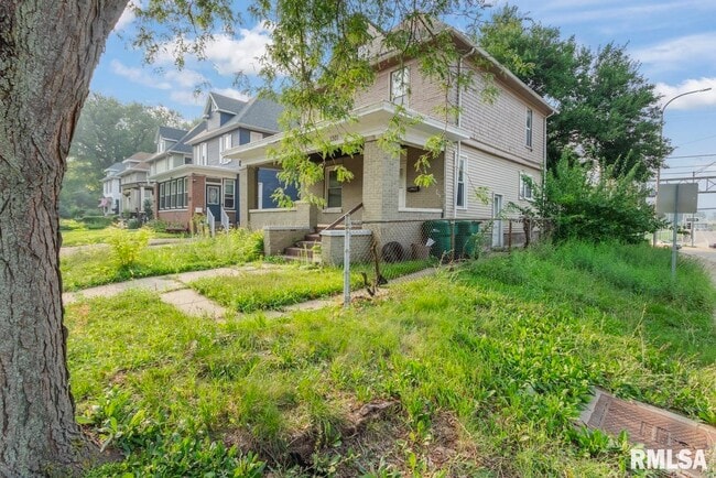 Building Photo - 1301 W Parkside Dr