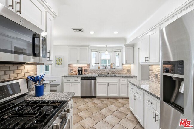 Building Photo - 3208 W 81st St