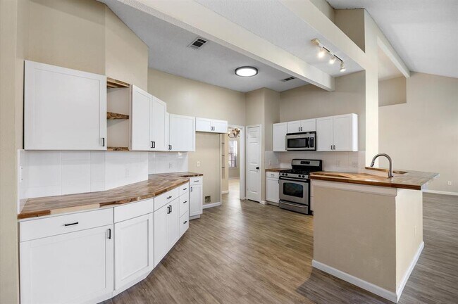 Building Photo - 8430 London Way Dr