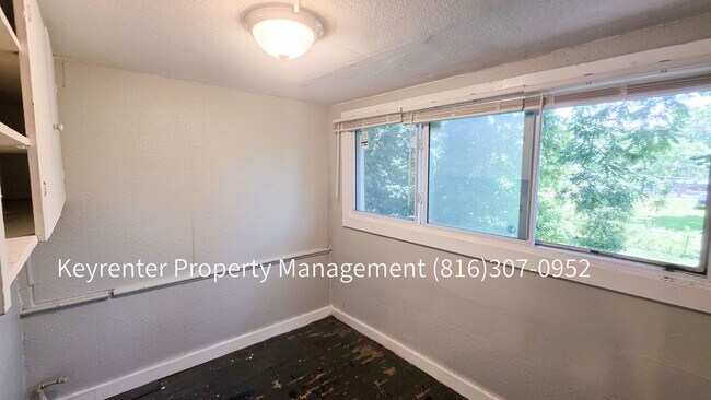Building Photo - Welcome Home to This Bright & Inviting 4 Bed, 2 Bath