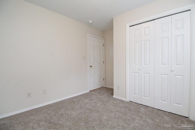 Building Photo - 5600 W Shore Dr