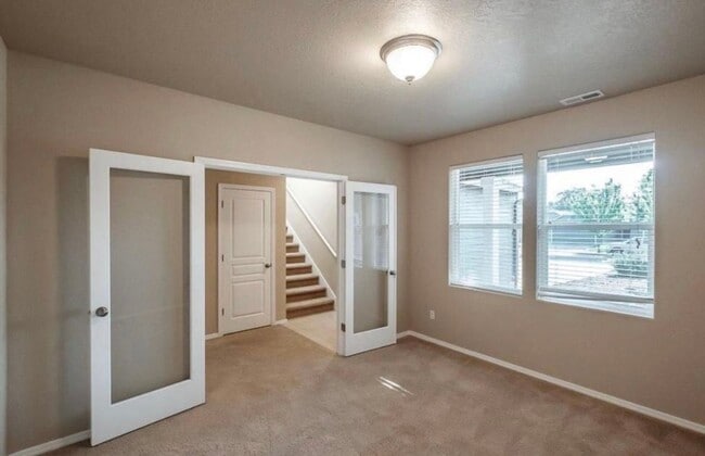 Building Photo - 926 NE Oakmont Loop