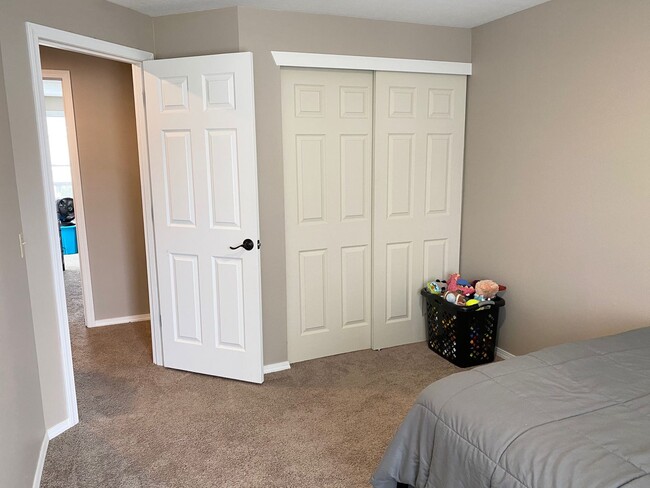 Building Photo - Lovely updated Bethany home