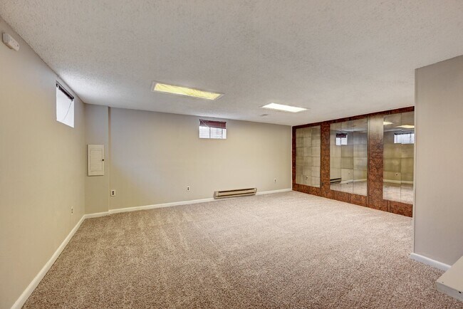 Building Photo - $2,495 2 Bed, 2 Bath Townhome in Aurora wi...