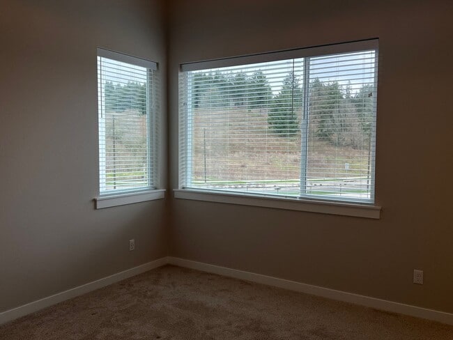 Building Photo - Start Lease by 8/15 to Receive REMAINDER o...