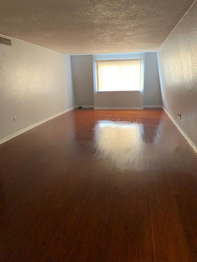 Building Photo - Spacious 2-bedroom, 2-bathroom apartment