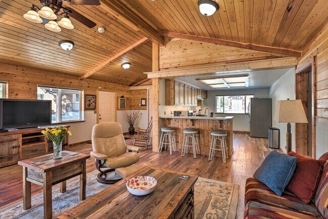 Building Photo - 425 Larch Ln
