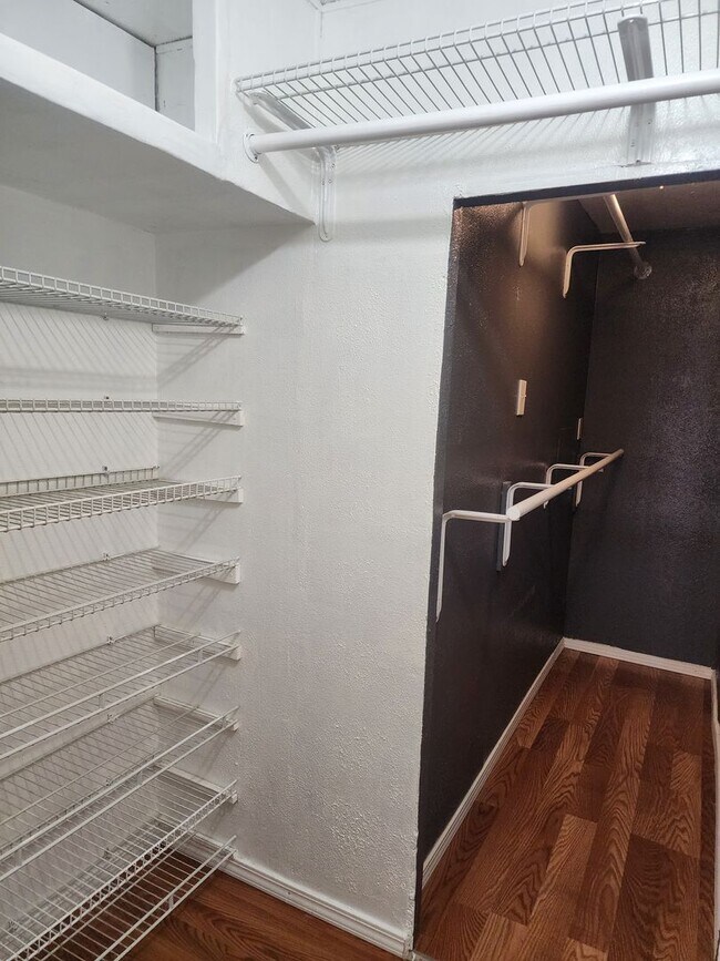 Building Photo - Beautiful 3 Bedroom with additonal 4th bedroom! Larg fenced front & backyard!!