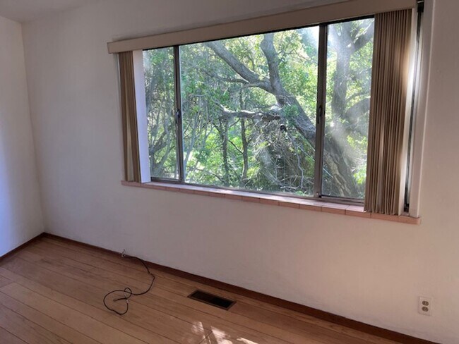 Building Photo - 5428 Claremont Ave