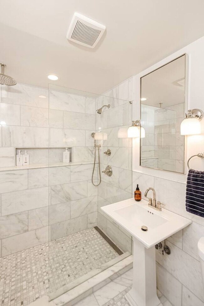 Building Photo - 1326 Broadway