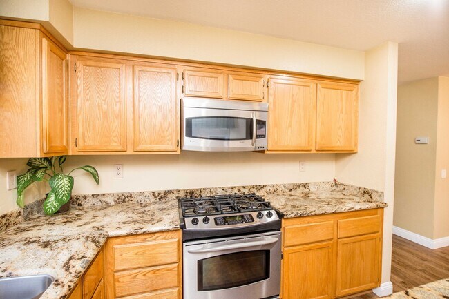 Building Photo - Beautiful Townhouse in the desirable Anaheim Packing District!