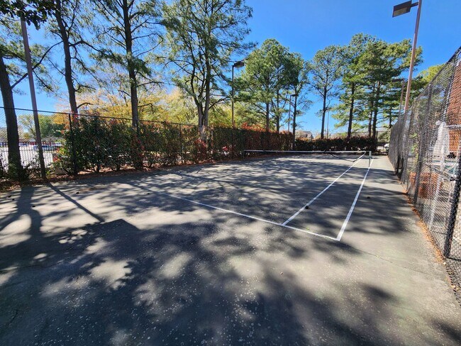 Building Photo - Top Floor Condo in Gated Community!
