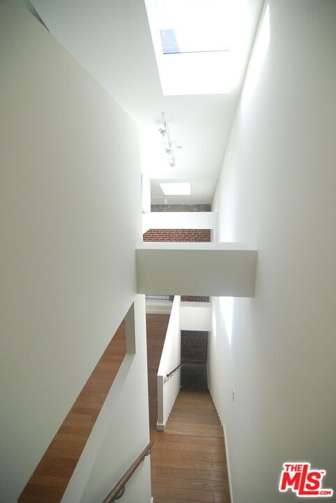 Building Photo - 940 E 2nd St