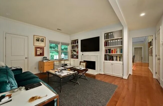 Building Photo - 3952 Shawnee Mission Pky