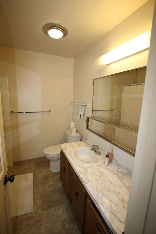 Building Photo - 3 Bedroom Townhouse!