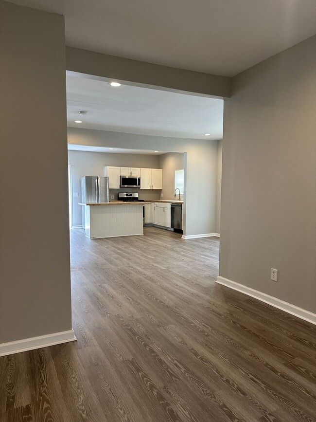 Building Photo - $1700 PER MONTH 3 Bedroom 1.5 Bathroom Hou...