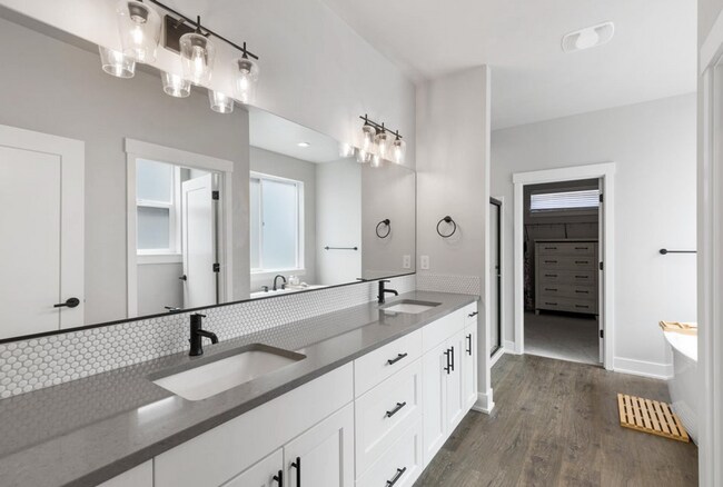 Building Photo - Beautiful 3-Bed Home in Petrosa with Resor...