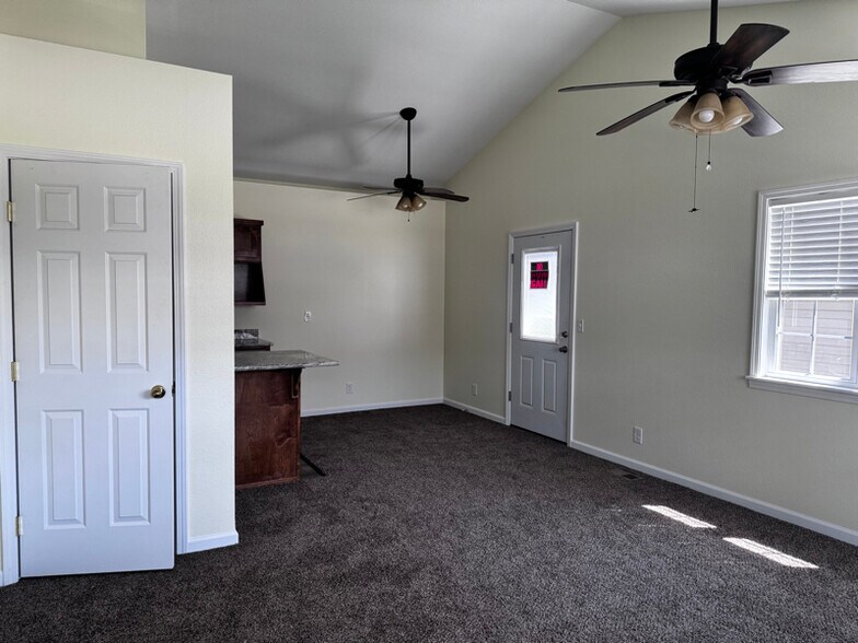 Building Photo - 815 Greenwood Dr