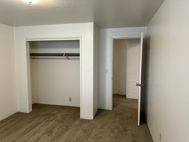 Building Photo - Large 4 bedroom, 1.5 bathroom farm house on River Rd!