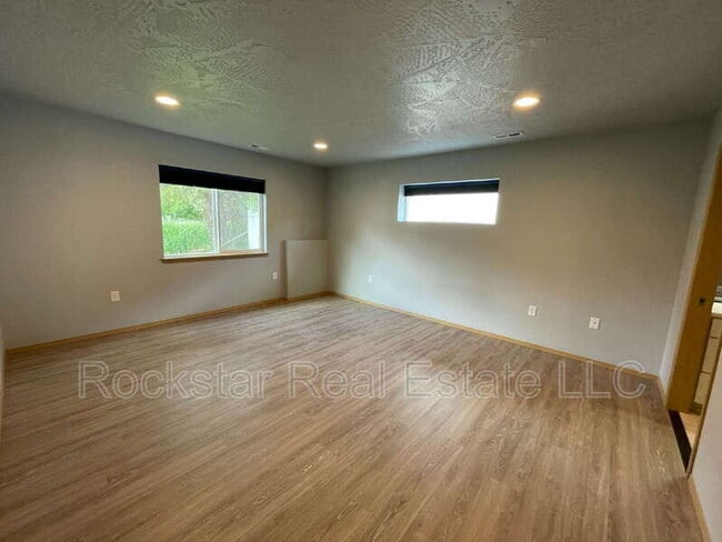 Building Photo - 625 E Canterbury Ln