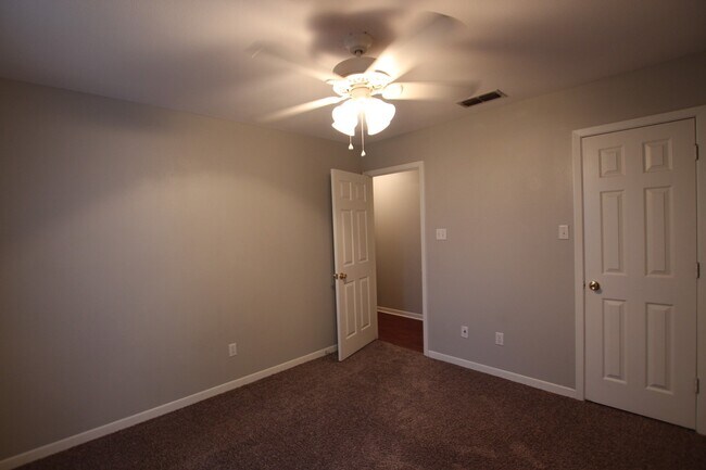 Building Photo - Langley Westminster Duplex