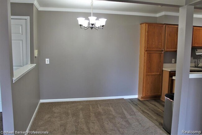 Building Photo - 2025 E Franklin Dr