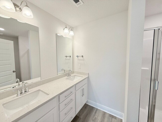 Building Photo - Coastal Townhome - Close To Beaches