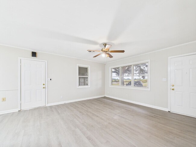 Building Photo - 2 bed 2 bath home Available NOW!