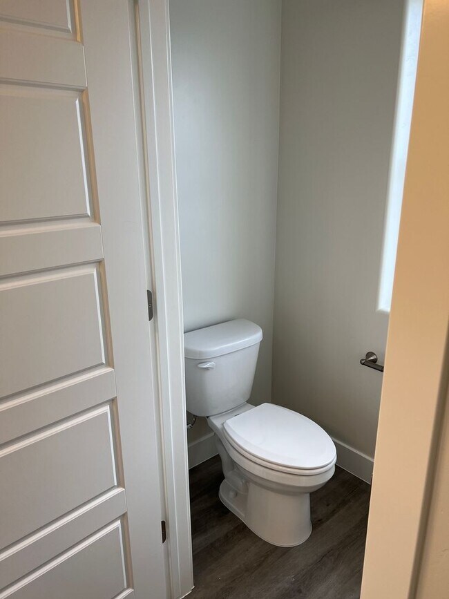 Building Photo - Beautiful newer 3 Bedroom, 2.5 Bathroom townhome, located in Washington!