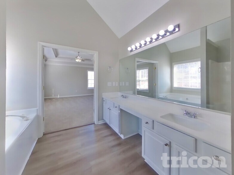 Building Photo - 1118 The by Way