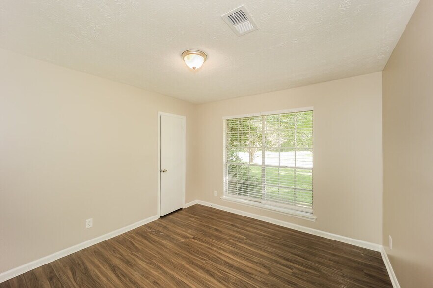 Building Photo - 156 Meadowlark Ln