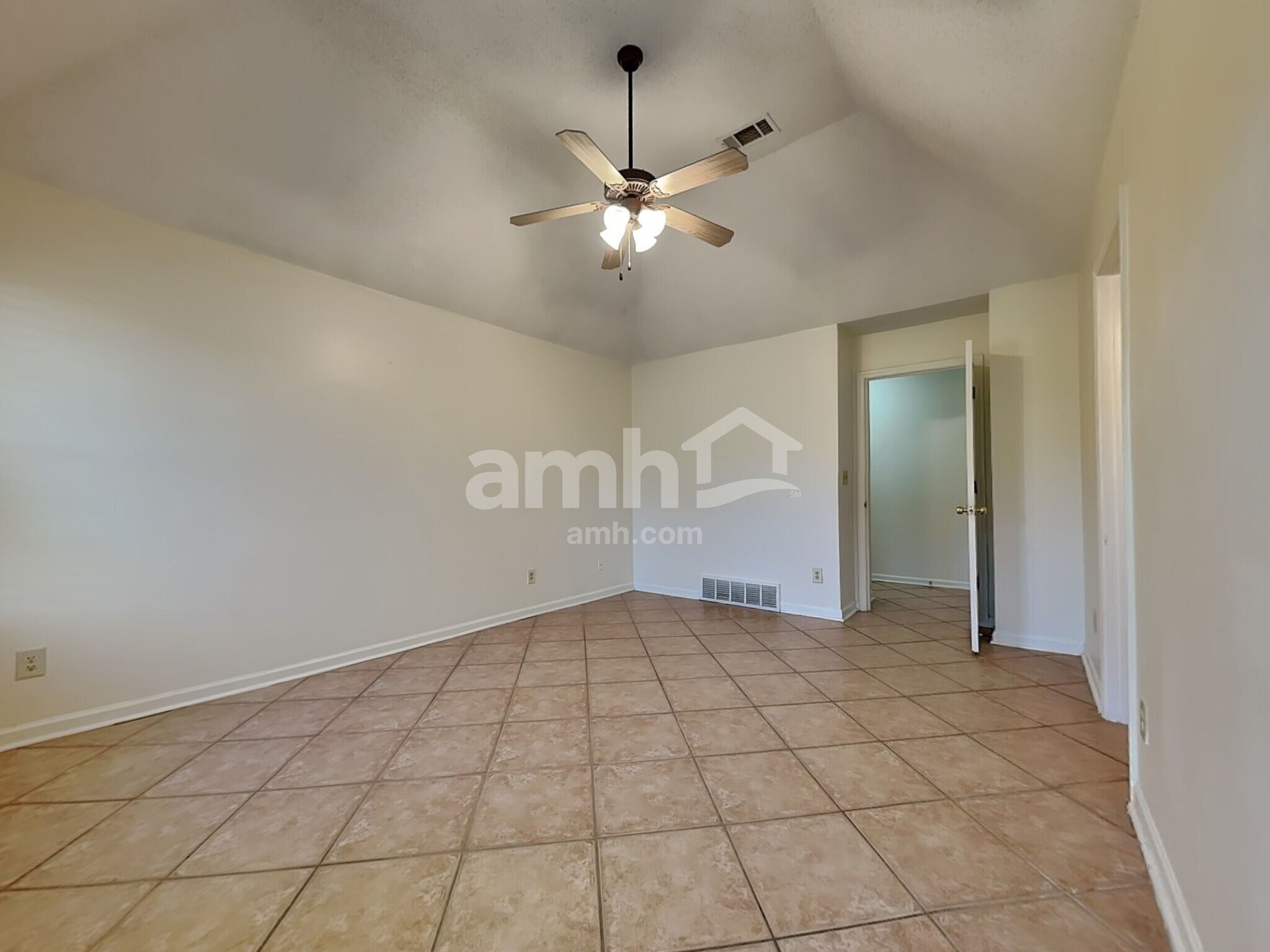 Building Photo - 5767 Lillian Bend Dr