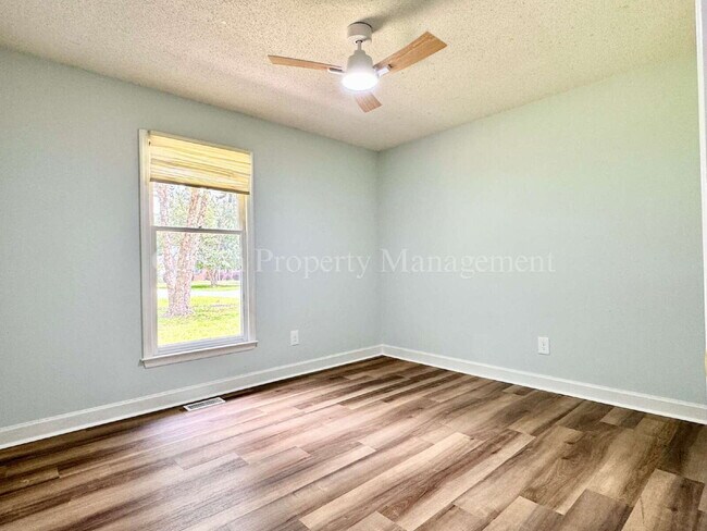 Building Photo - 307 Abbey Ln