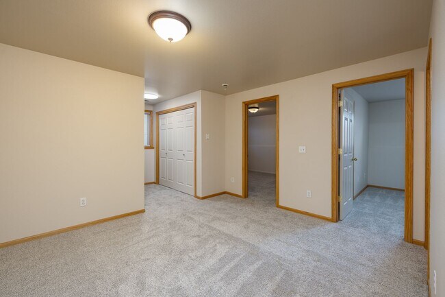 Building Photo - 3 bedroom 2 bathroom west end townhome
