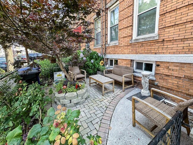 Building Photo - 391 Woodlawn Ave