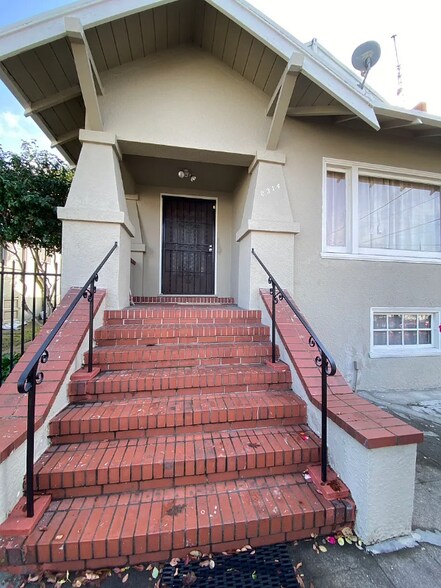 Building Photo - 2314 8th Ave