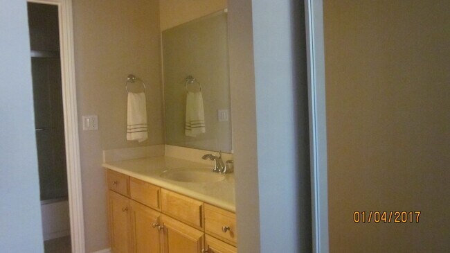 Building Photo - HILLCREST - 1 BED / 1 BATH TOP FLOOR CONDO.